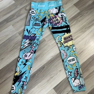 Stronger tights  - Säljer mina stronger tights då jag gillar lite mer basic träningskläder som exempelvis svarta eller vita. De är i bra skick och varsamt använda. Lapparna i tightsen är slitna men det är inget som syns när man har de på. Skicka privat för fler bilder