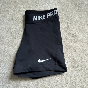 Träningsshorts från nike - Storlek XS. Aldrig använda inom träning utan bara till vardags.