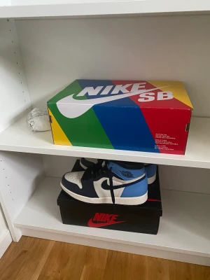 Air Jordan 1 High Obsidian - Skick 10/10, knappt använda. Crease skydd ingår. Kvitto finns. Pris: 3000kr. Bud från 1800kr! (Steal) Skriv för mer bilder eller frågor! 