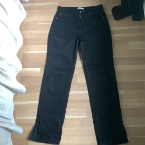  svarta straight legg jeans med slits  -  dessa par svarta jeans är straight legg jeans med en slits. Den har mycket bra kvalitet men det skulle passa bäst på längre människor. Eftersom jag är bara 1,66 Centimeter och den är ändå lite för långt för mig. 
