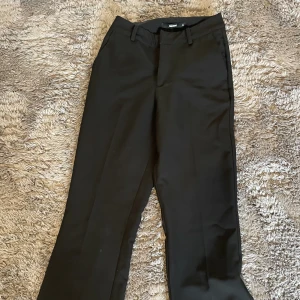 Kostymbyxor  - Säljer dessa kostymbyxor från bikbok då dom inte kommer till användning, endast använda några få gånger.