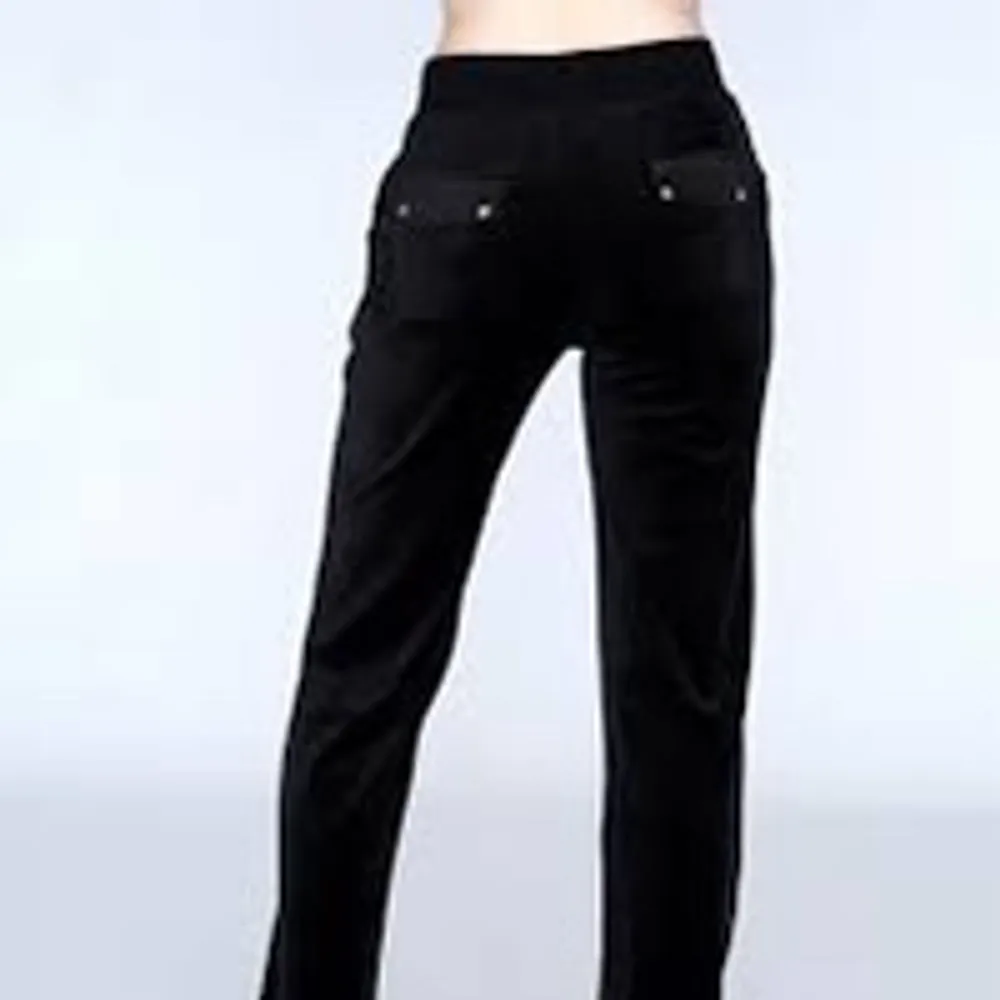 Hej jag säljer ett par juicy svarta juicy couture byxor med fickor. Jag är 165 cm och jag gillar att ja de highwaist så byxorna börjar bli för korta för det. I dm så kan vi diskutera priset! Skriv i dm ifall ni är intresserade osv.. Jeans & Byxor.