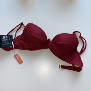 Bikini topp - Bikini topp vinröd från nelly, helt ny. I storlek 70 C. Säljer på grund av att jag beställde fel storlek. 