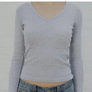 Brandy Melville tröja  - Säljer en grå långärmad brandy Melville tröja i strl xs-s. Använd men fint skick, skriv för egna bilder❤️
