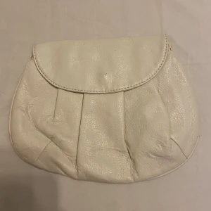 Vit väska - Vit handväska/Kuvertväska. Lite sliten.