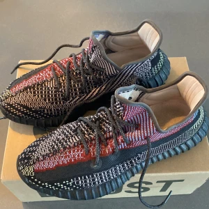 Yeezy 350 Yecheil - Yeezy 350 Yechiel. Använda flera gånger men varit väldigt försiktig om dem. Skick 8,5/10 Storlek 45 1/3 Säljer på grund av att jag slutat använda dem.  Köpt från JDsports. Box ingår.  Pris kan diskuteras. Hör av er vid frågor!