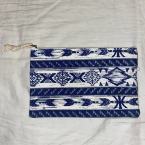 Väska - Vit / Blå väska. Oanvänd.