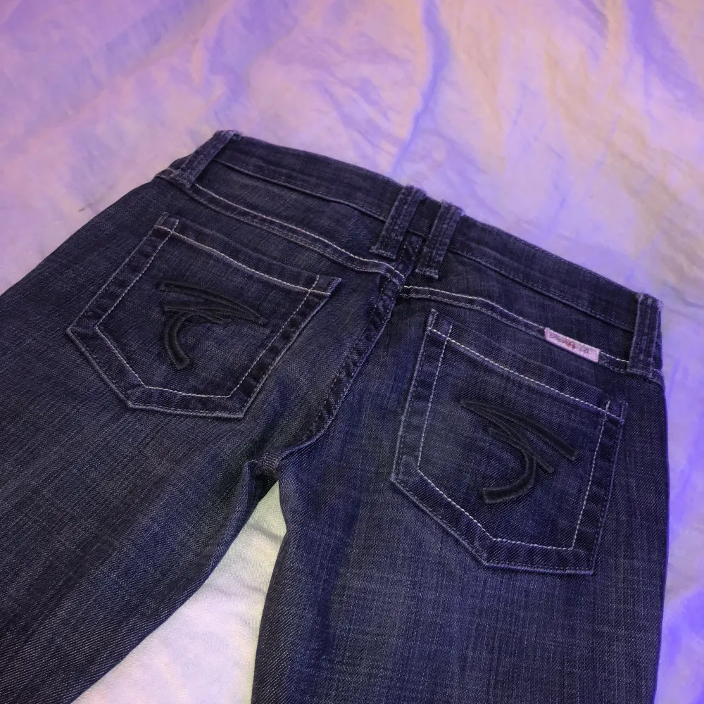 Snygga utsvängda jeans! Bra skick och bra kvalite!. Jeans & Byxor.