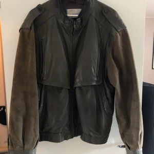 mörkgrön skinnjacka  - superfin grön/olivfärgad vintage jacka från torsten albertsson. storleken är oversized; XL. 