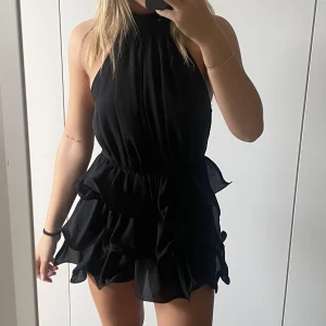Jumpsuit  - Säljer min svarta volangiga jumpsuit från Pretty Little Things.  Helt oanvänd, säljer pga har dubletter🖤🩶 