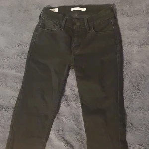 Svarta skinny levis jeans  - 💕Ett par svarta skinny jeans ifrån levis i modellen 710, tycker dom e as snygga men tyvärr för små på mig, endast provade💕