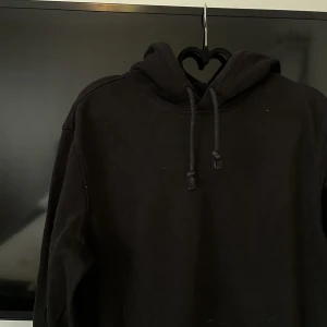 Hoodie  - Svart hoodie från H&M, storlek S, Frakt tillkommer 🙌 Paketpris är möjligt. Kolla in andra kläder i profilen så fixar vi en super deal 🥰