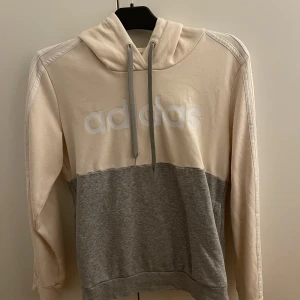 Adidas hoodie - I fint skick Använd ett fåtal gånger