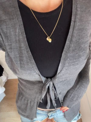 Grå kofta med knytning - Skön o gullig knyt kofta