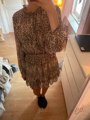 Slutsålt zara klänning - Populär o slutsåld klänning från zara. Jättefin, passar till många tillfällen. Använd 2 gånger. Pris o uppmötningsplats kan diskuteras om det önskas. 