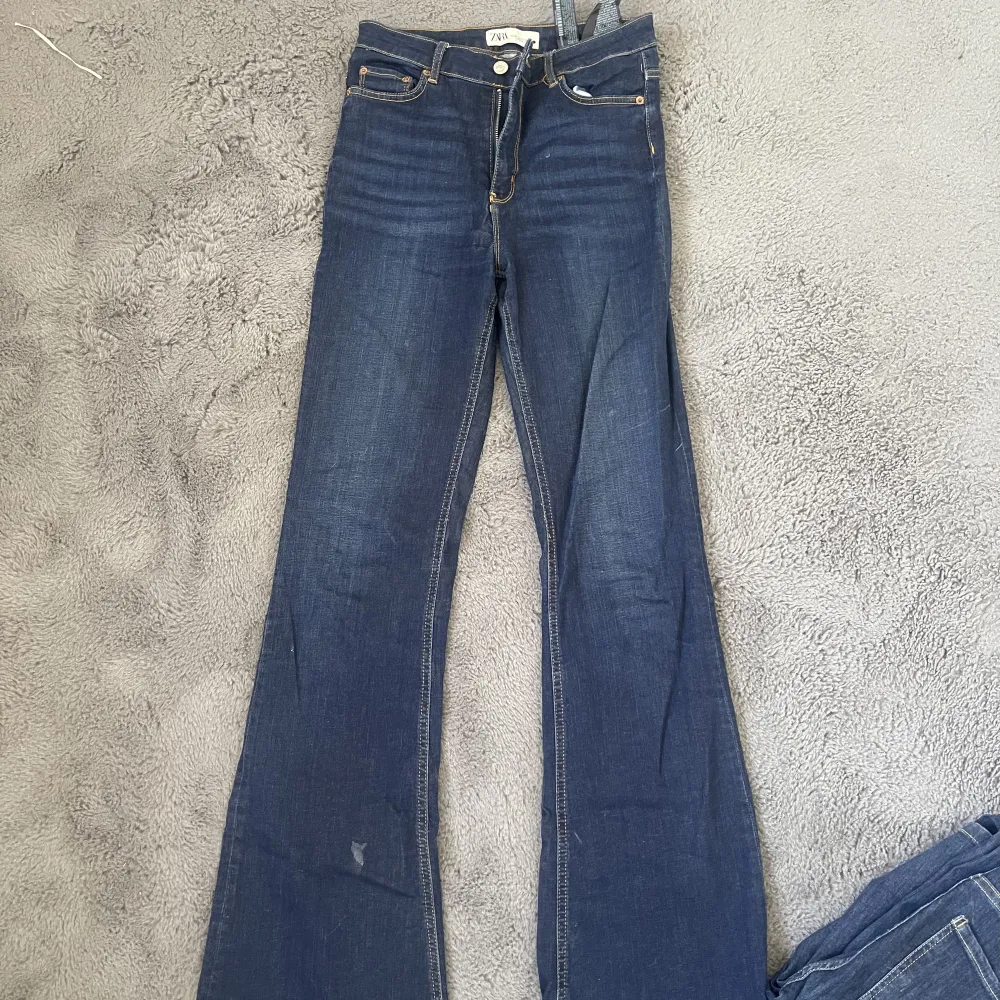 Jeans från zara som har en liten fläck längst ner på benet! Annars super fina och bekväma🩷. Jeans & Byxor.