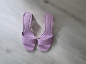 Pastell från Pull and Bear - Lila enkla klackskor från Pull And Bear. Knappt använda.
