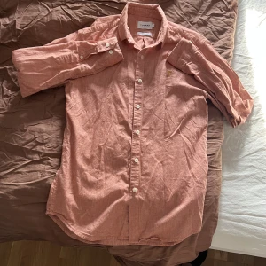 Slim fit skjorta  - Fin rosa skjorta i storlek S 
