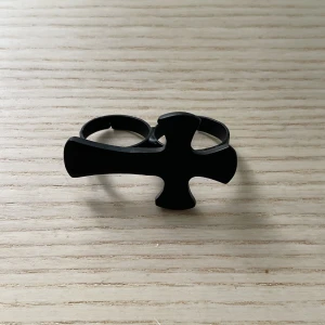 Kors ring - Kors ring som sitter på två fingrar 💛