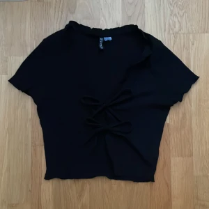 Kofta med knytning - Korta ärmad kofta med knytning/snören. Snörena är klippta i pga för långa men annars fint skick!