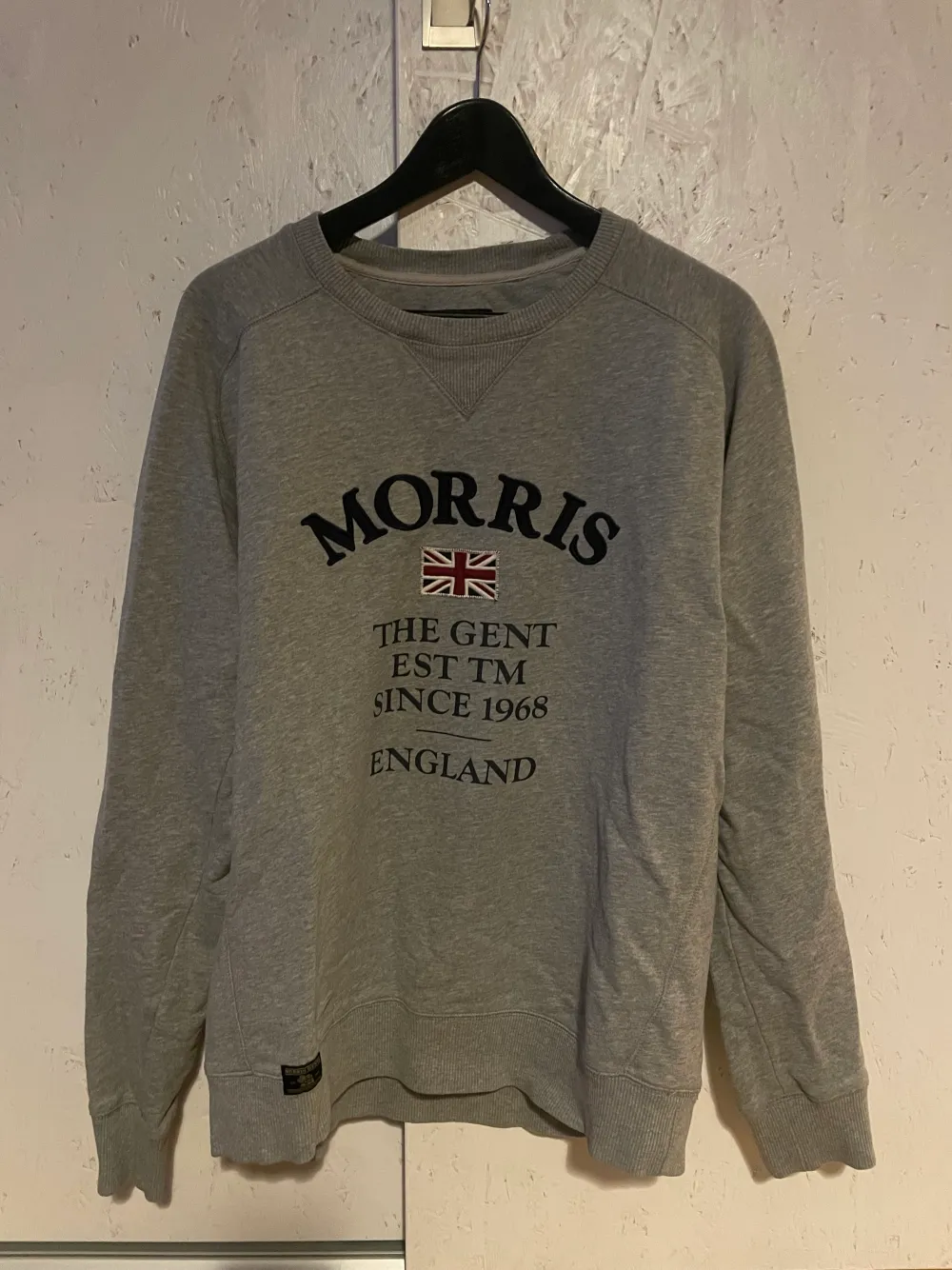 Grå Morris Sweatshirt i storlek S passar S/M. Bra skick inga fläckar eller hål.. Tröjor & Koftor.