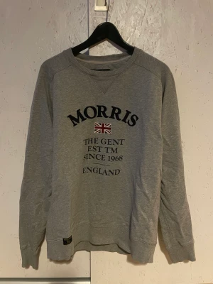 Morris Sweatshirt - Grå Morris Sweatshirt i storlek S passar S/M. Bra skick inga fläckar eller hål.