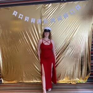 Röd fin klänning använd en gång - Jättefin röd klänning inga skador eller defekter inprensip nyskick då jag använt den en gång på en studentmiddag frakt ingår i priset. 