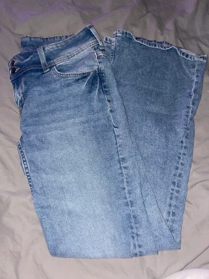 Jeans - byxor från H&M med låg midja som är slutsålt överallt och dom är tvättade men oanvända. Säljer för att dom va för stora.