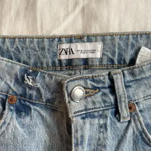 Jeans från zara 🩵💙köpta här på plick & är använda av både mig och förra ägaren ❣️