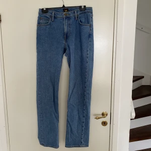 Lee jeans  - Ett par Lee jeans som säljs då dom inte kommer till användning. Sitter bra på mig som är 180cm! Använts mycket men är fortfarande i fint skick.