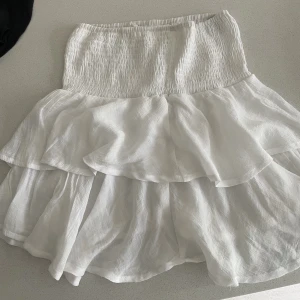 Vit Volangkjol! - Supersöt vit Volangkjol! Tryck på köp nu! 💖