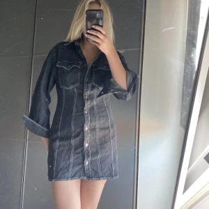 Jeansklänning - Säljer denna snygga jeansklänning inköpt för tre år sedan på hm! Storlek 42 men liten i storleken så passar mig som vanligtvis är en 38/40. 250 + frakt❤️‍🔥