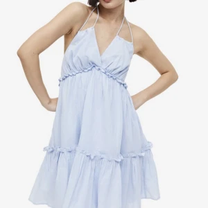 Sommarklänning  - Jättesöt sommarklänning, ljusblå. Använd en gång. Storlek S