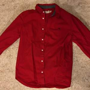 Röd skjorta i mycket bra skick som jag säljer då den är för liten på mig! ❤️