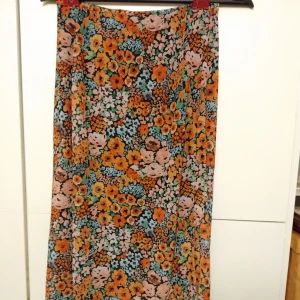 Blommig kjol  - Lång kjol aldrig använd