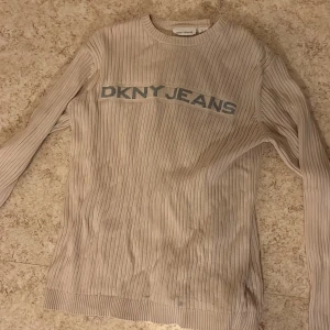 Tröja - Beige DKNY tröja i mycket bra skick! Storlek S och är super skön.🤍