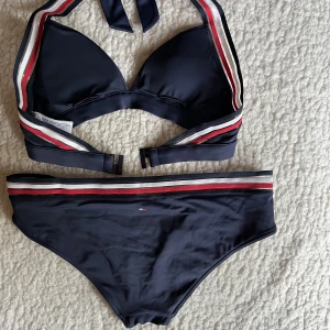 Tommy Hilfiger - Blå röd vit fin bikini från Tommy Hilfiger, knappt använda och i mkt fint skick.  Säljer pga att jag har massa andra bikinis nu och behöver rensa. Nypris ligger på 800kr men säljer båda för 220kr