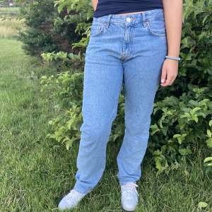 Snygga low waist jeans från BikBok! Bra skick men litet hål som inte går igenom hela vägen som syns på tredje bilden! Lowaist och är 166 cm. Säljs pga att de är för stora. (Aldrig använts utomhus) Storlek: waist 28 length 32
