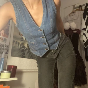 Söt jeansväst⭐️ - Så fin jeansväst! Står ingen storlek i men passar mig bra som har S<3