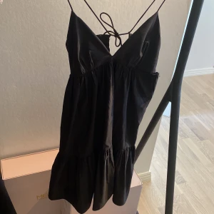 Zara klänning  - Säljer denna superfina klänning från zara då den inte kommit till användning. Sömmen på sidan har gått upp men går att sy lätt. Pris kan diskuteras vid snabb affär. Nypris: 359kr