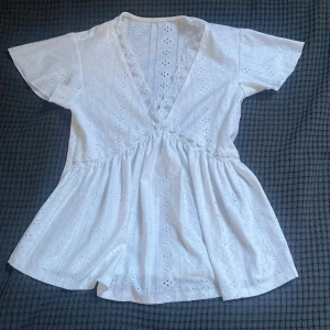 gullig topp - Supergullig topp från shein. Använd endast 2 gånger. Köp via köp nu💕💕💕