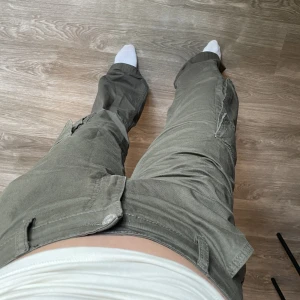 Cargo byxor - Säljer dessa Cargobyxor från Gina tricot som bianca har på sig! (I grönt)  Så sjukt snygga men använder ej dem! 😃❤️  Storlek 36