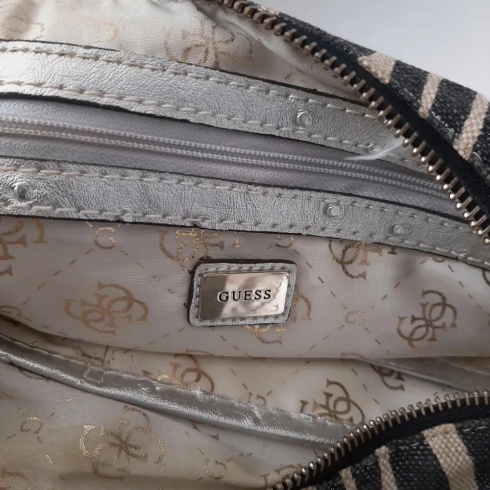 31cm×14cm, lite ytslitage på rem som förväntat på en äldre väska, i övrigt är väskan i kanonskick. Beige, svart + silver. Glöm inte att kolla övriga annonser. Väskor.