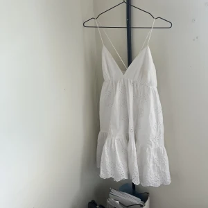 Klänning  - Säljer denna jätte fina slutsålda zara klänningen som är perfekt till sommaren. Använd endast fåtal gånger men är i fint skick.   skriv vid intresse, pris kan diskuteras ❤️