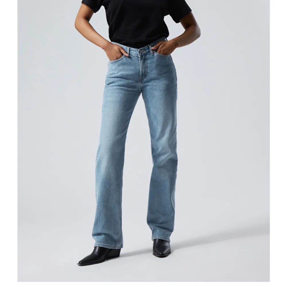 Fina Weekday jeans som är midwaist, för små för mig och därav ingen bild på.💗. Jeans & Byxor.