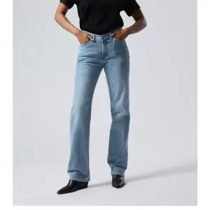 Fina Weekday jeans som är midwaist, för små för mig och därav ingen bild på.💗