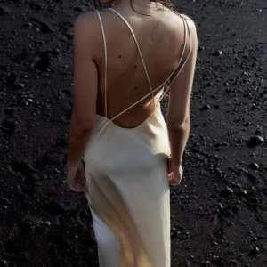 Beige satinklänning  - Beige Satinklänning från Zara i storlek S. Passar perfekt till sommaren!☺️Endast provad med prislappen kvar! Säljer då jag missade att returtiden gått ut! Skriv privat om frågor finns💕