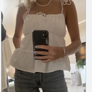 Vit topp - ! Lånad bild ! Säljer den här fina toppen, buda