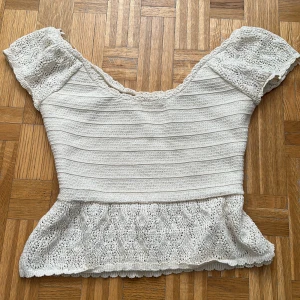 Sommar stickad blus  - Det här är en beige/vit stickad sommar blus, helt nytt skik, använd 2 gånger. Köpt på zara.