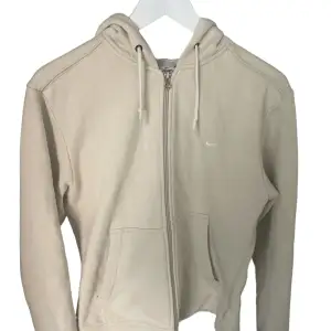 Vintage Nike hoodie som är beige och som jag själv skulle säga passar som en S✅